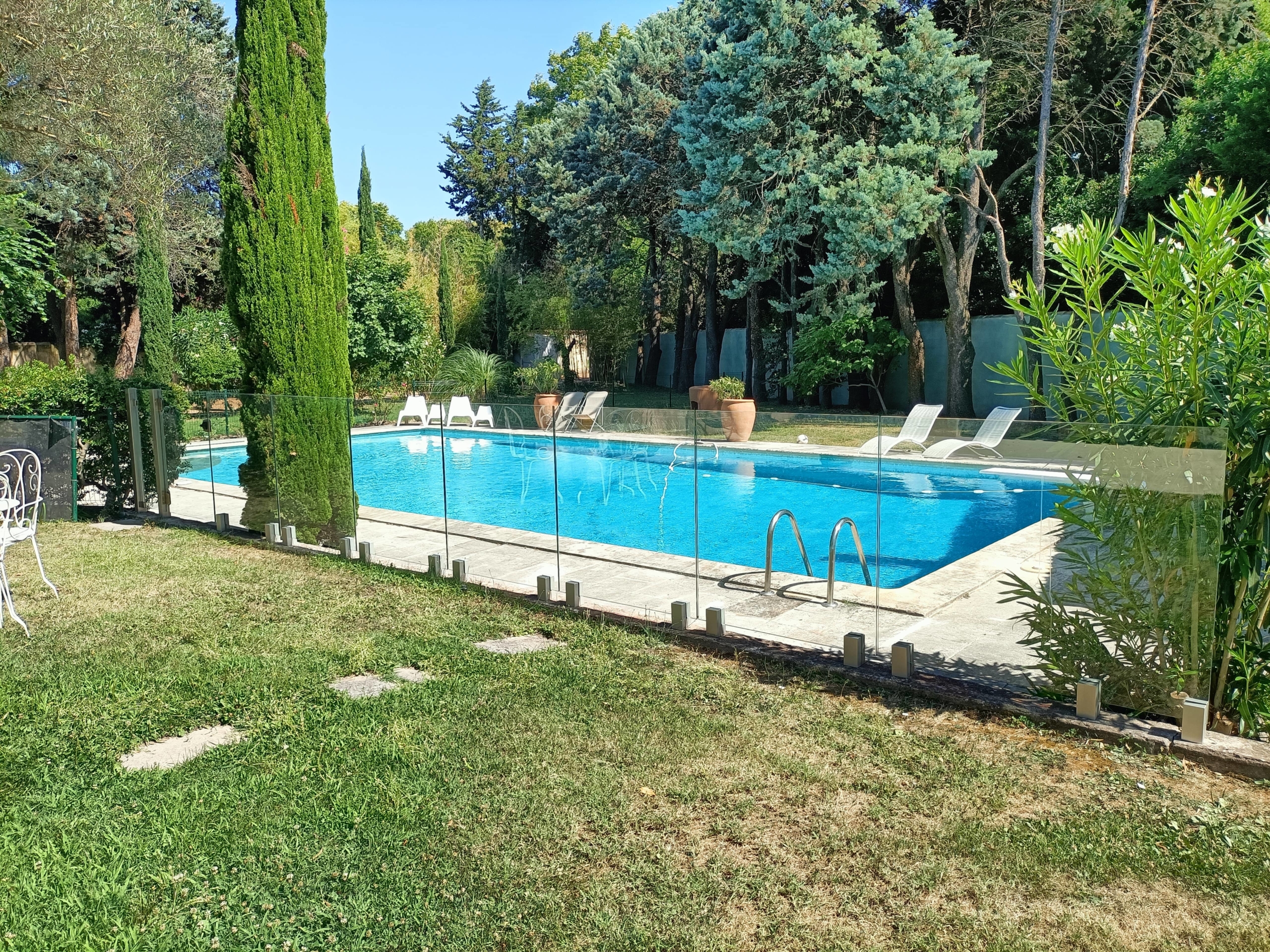 barriere_de_piscine_en_verre__auclair