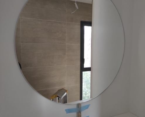Miroir rond collé au mur Avignon