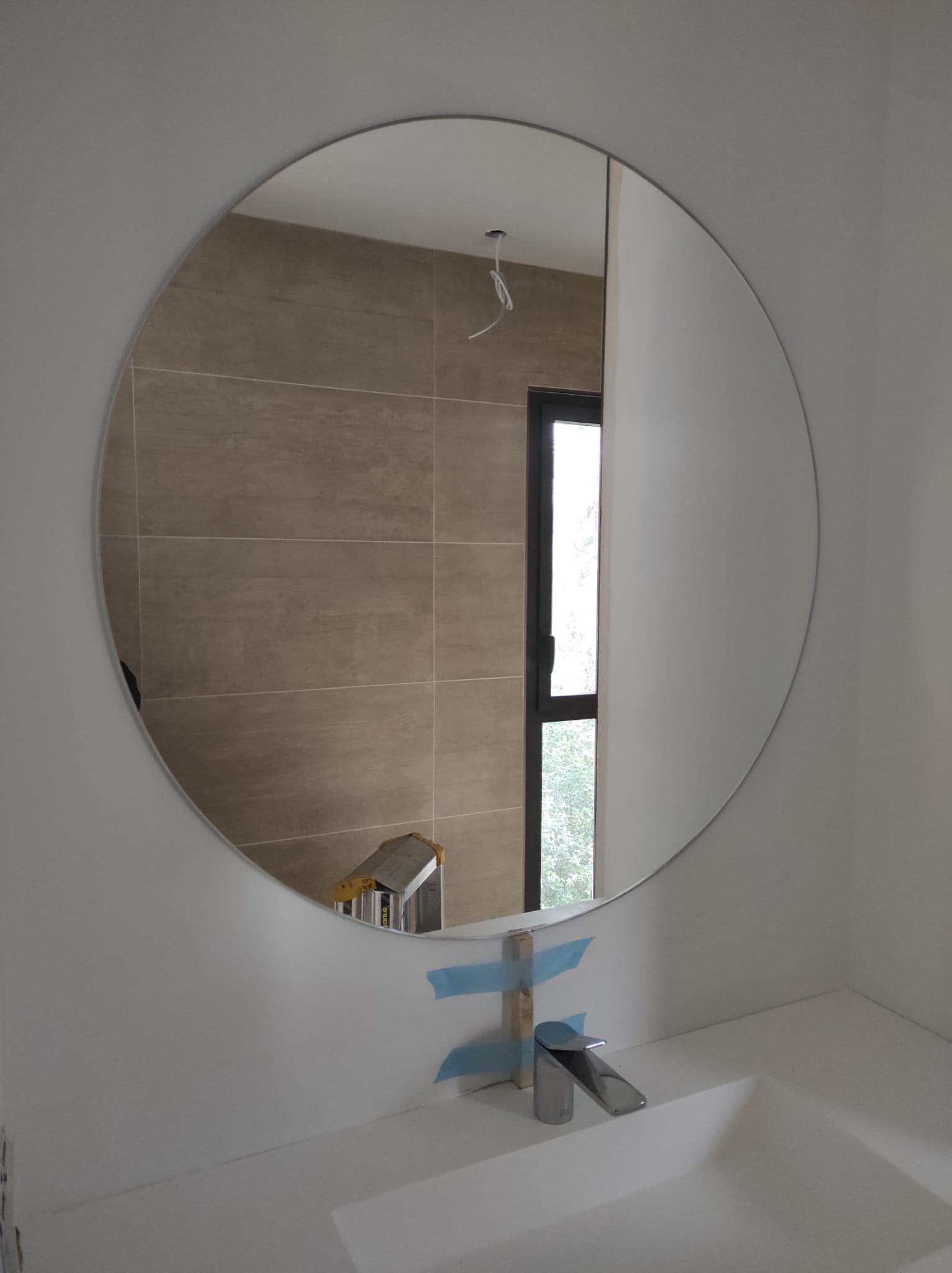 Miroir rond collé au mur Avignon