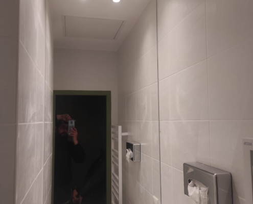 Miroir collé au mur hotel Avignon