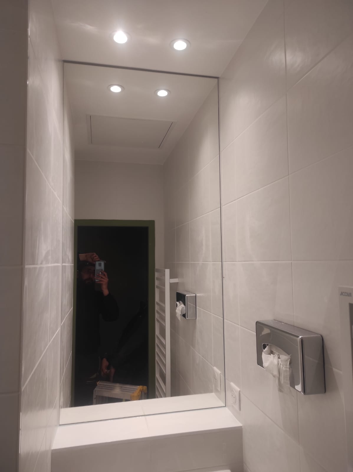 Miroir collé au mur hotel Avignon