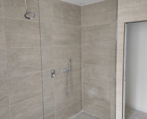 Paroi de douche fixe sur rails