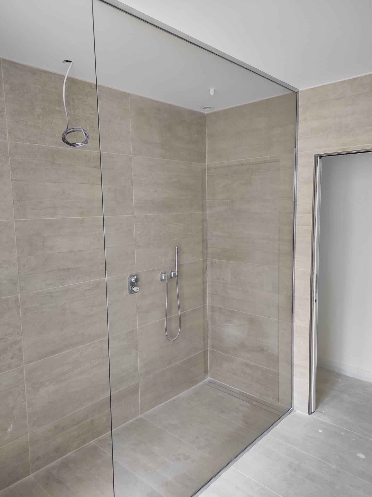 Paroi de douche fixe sur rails