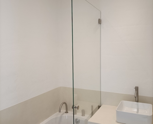 Paroi de douche sur baignoire fixée avec rail