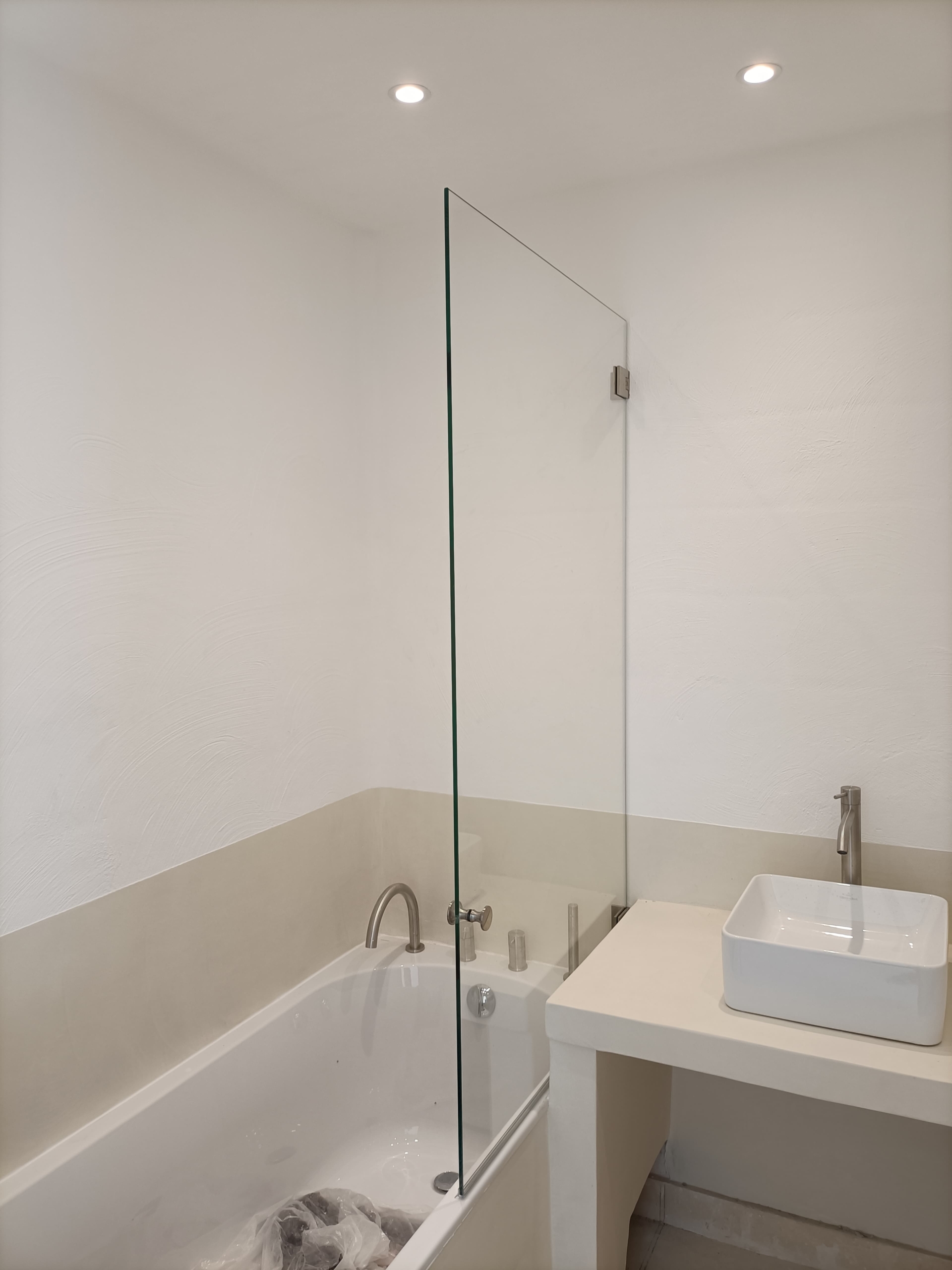 Paroi de douche sur baignoire fixée avec rail