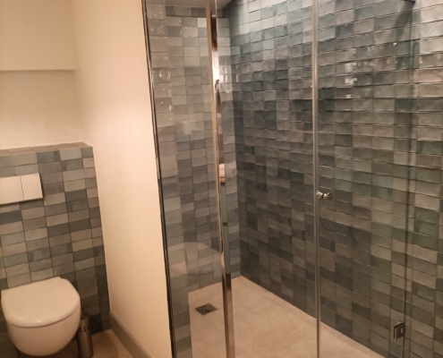 Paroi de douche sur mesure sur rail et charnières