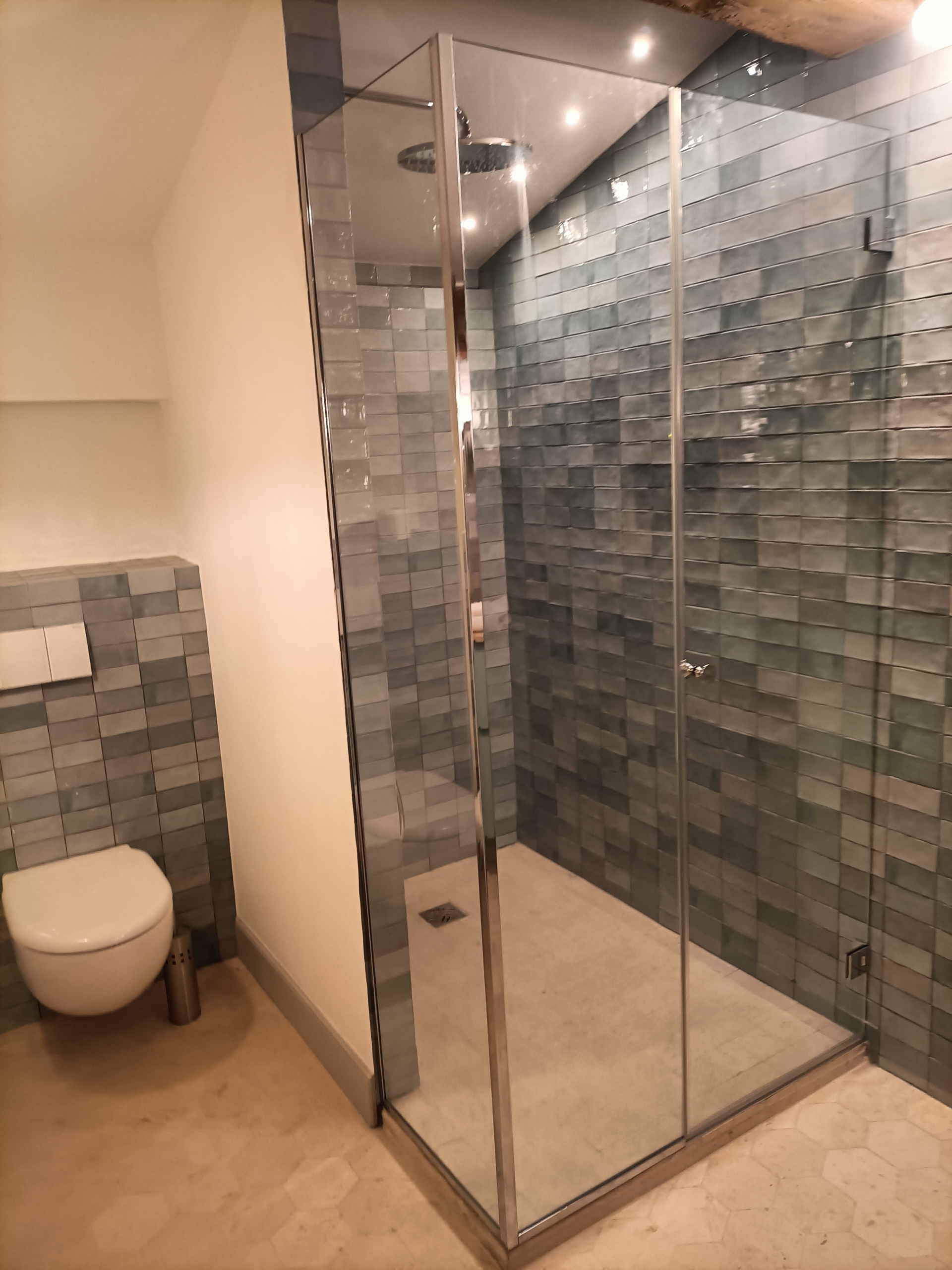 Paroi de douche sur mesure sur rail et charnières