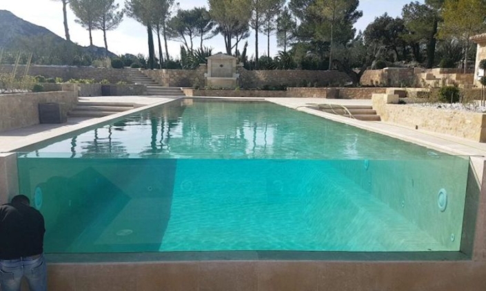 miroiterie_avignonnaise_paroi_piscine_sur_mesure_en_verre