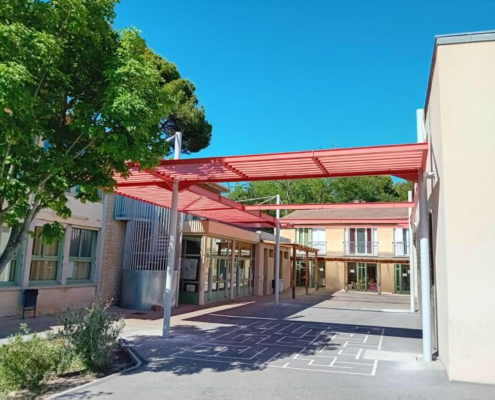 Photo en extérieur d'une pergola en acier réalisé par SFML.