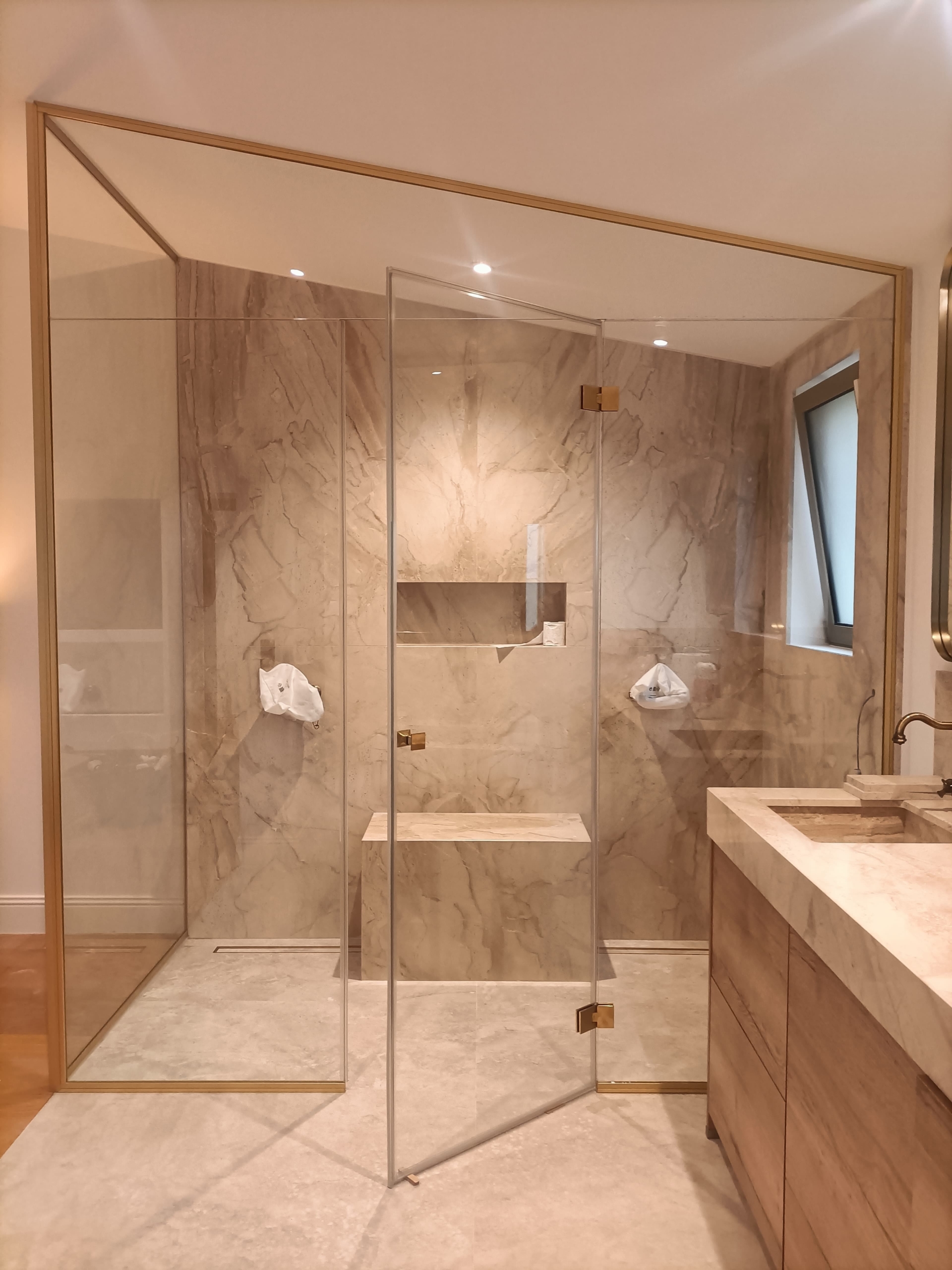miroiterie_avignon_paroi_de_douche__en_angle_verre_et_laiton_cap_dagde paroi de douche en angle en verre et laiton