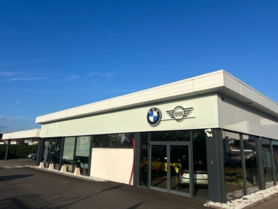 Enseigne de BMW avec les nouveaux verres émaillés