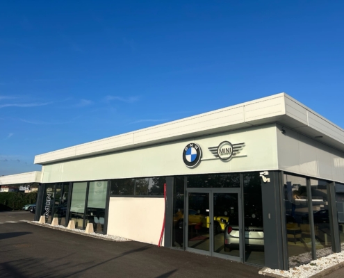 Enseigne de BMW avec les nouveaux verres émaillés