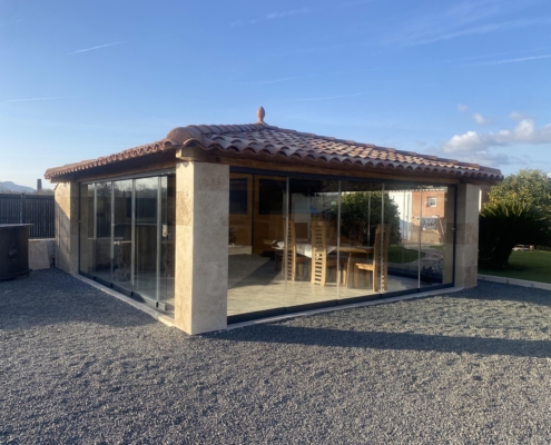 cuisine d'été avec coulissants panoramique en verre sur mesure