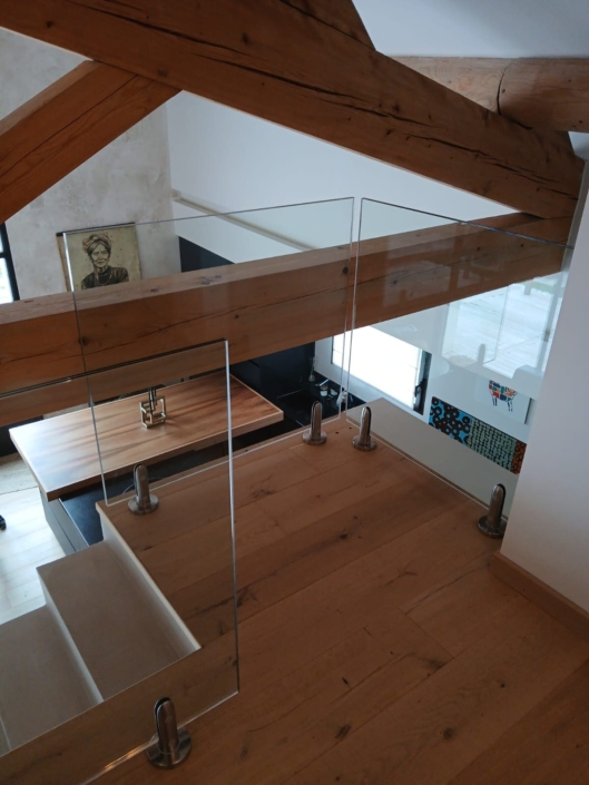 Pose d'un garde-corps en verre sur-mesure transparent avec pinces minimalistes dans une maison à Villeneuve-lès-Avignon.