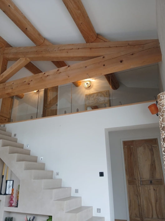 Pose d'un garde-corps en verre sur-mesure transparent avec pinces minimalistes dans une maison à Villeneuve-lès-Avignon.