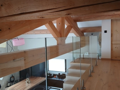 Pose d'un garde-corps en verre sur-mesure transparent avec pinces minimalistes dans une maison à Villeneuve-lès-Avignon.