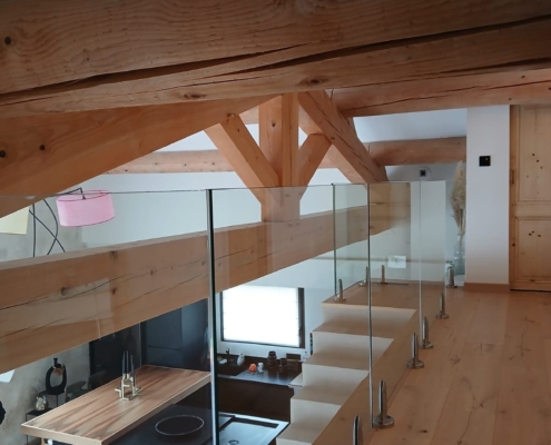 Pose d'un garde-corps en verre sur-mesure transparent avec pinces minimalistes dans une maison à Villeneuve-lès-Avignon.