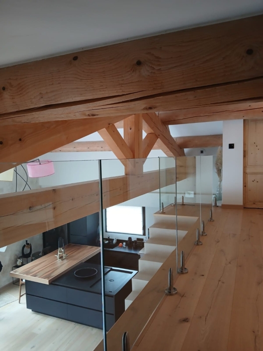 Pose d'un garde-corps en verre sur-mesure transparent avec pinces minimalistes dans une maison à Villeneuve-lès-Avignon.