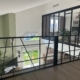 Vue d'ensemble d'une verrière et garde-corps en verre sur-mesure en mezzanine.