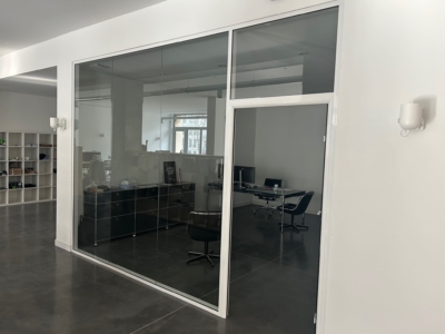 Pose de cloisons acoustiques en verre sur-mesure bord à bord dans des bureaux à Saint-Étienne.