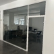 Pose de cloisons acoustiques en verre sur-mesure bord à bord dans des bureaux à Saint-Étienne.