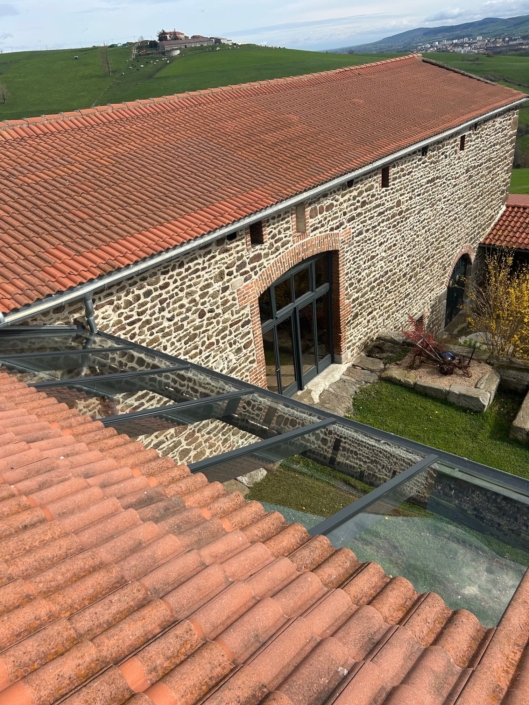 Vue aérienne d'un remplacement de toiture en verre sur une ferme à Saint-Jean-Bonnefonds.