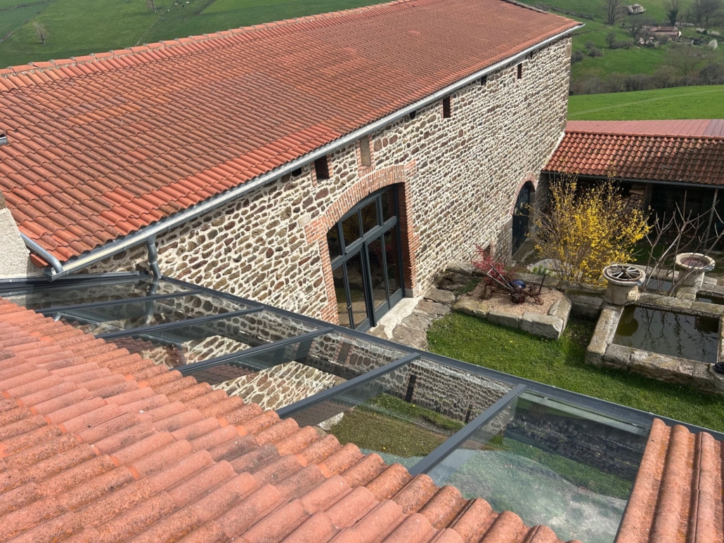 Vue aérienne d'un remplacement de toiture en verre sur une ferme à Saint-Jean-Bonnefonds.
