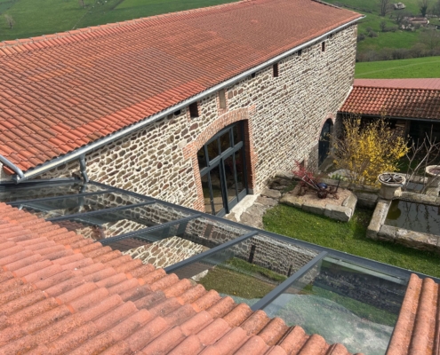 Vue aérienne d'un remplacement de toiture en verre sur une ferme à Saint-Jean-Bonnefonds.