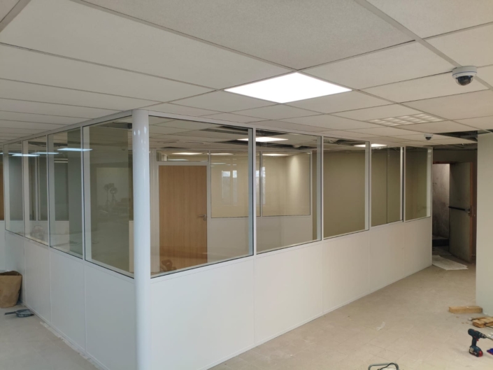 Découvrez le savoir-faire de Verre & Transparence Riviera à Saint-Raphaël à travers l'installation de cloisons de bureau en verre sur mesure.