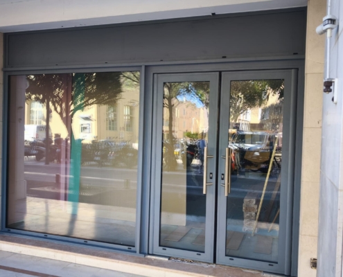 Installation d'une nouvelle devanture de magasin en aluminium Préfal couleur Granit Premium à Saint-Tropez.