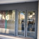 Installation d'une nouvelle devanture de magasin en aluminium Préfal couleur Granit Premium à Saint-Tropez.
