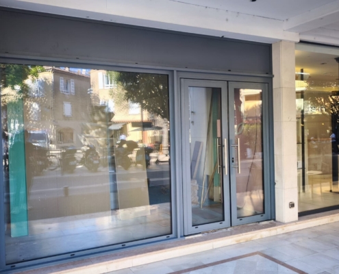 Installation d'une nouvelle devanture de magasin en aluminium Préfal couleur Granit Premium à Saint-Tropez.