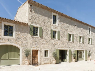 Aménagement d'un moulin à huile à Eyguières avec des menuiseries vitrées en acier et un escalier en colimaçon par SFML.