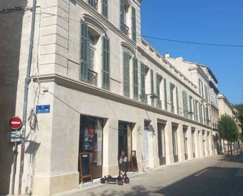 Visuel sur les menuiseries acier et vitrines sur-mesure – Boutiques Rue Thiers – Avignon SFML