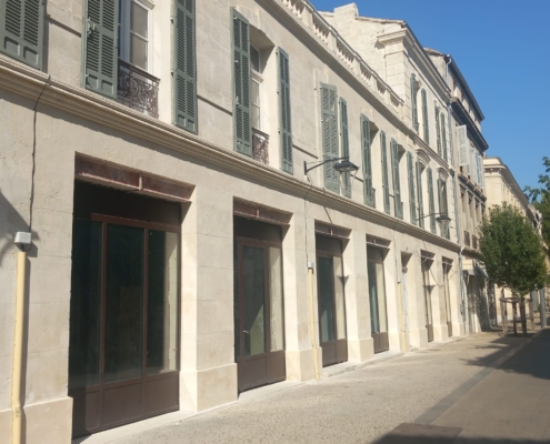 Visuel sur les menuiseries acier et vitrines sur-mesure – Boutiques Rue Thiers – Avignon SFML