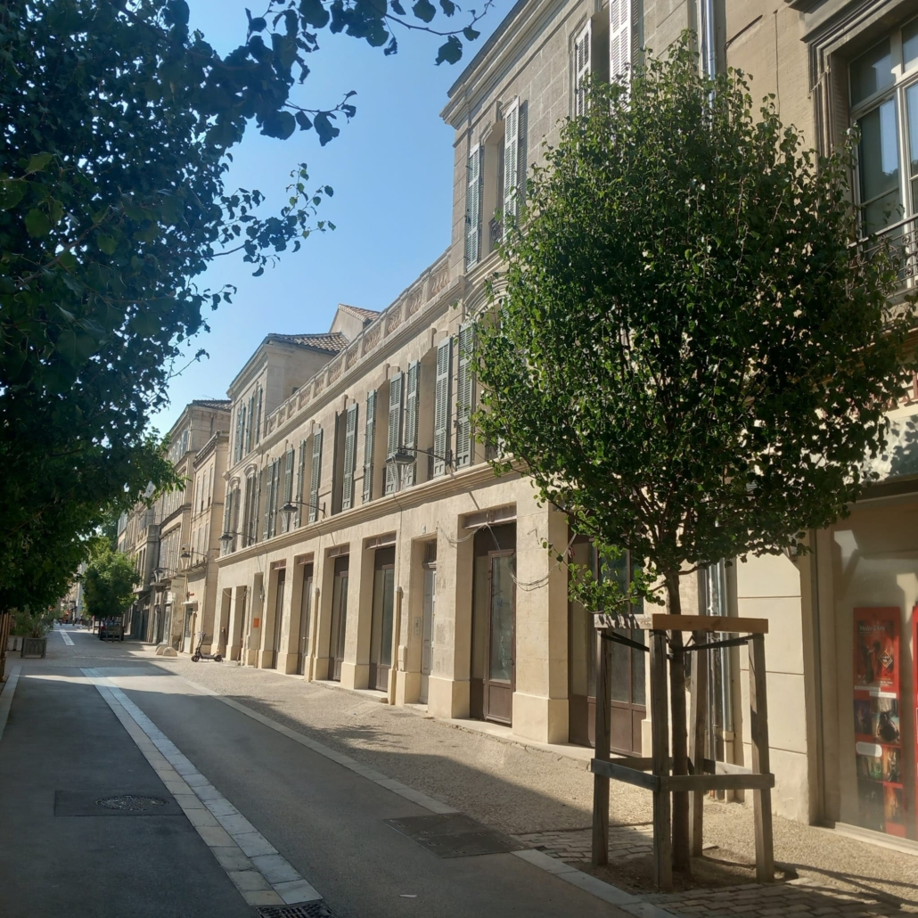 Visuel sur les menuiseries acier et vitrines sur-mesure – Boutiques Rue Thiers – Avignon SFML