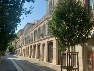 Visuel sur les menuiseries acier et vitrines sur-mesure – Boutiques Rue Thiers – Avignon SFML