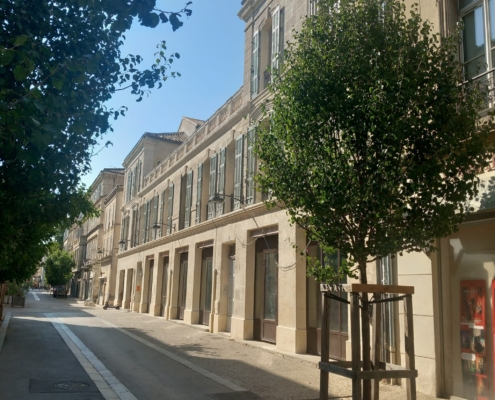 Visuel sur les menuiseries acier et vitrines sur-mesure – Boutiques Rue Thiers – Avignon SFML