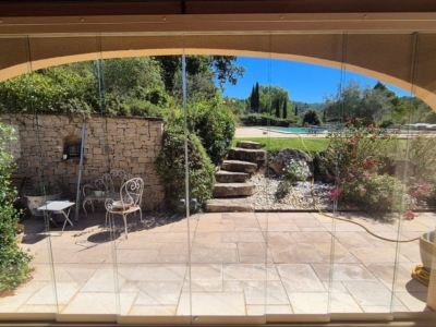 Installation de coulissants panoramiques en verre trempé de 10 mm au Beaucet par la Miroiterie Avignonnaise.
