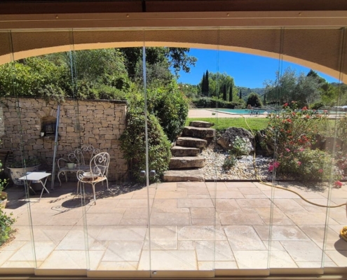 Installation de coulissants panoramiques en verre trempé de 10 mm au Beaucet par la Miroiterie Avignonnaise.
