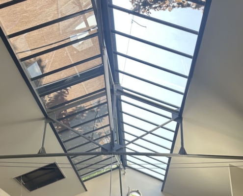 Réhabilitation énergétique et d'étanchéité d'une verrière de toiture surplombant un loft résidentiel à Villeurbanne par la Vitrerie Stéphanoise.